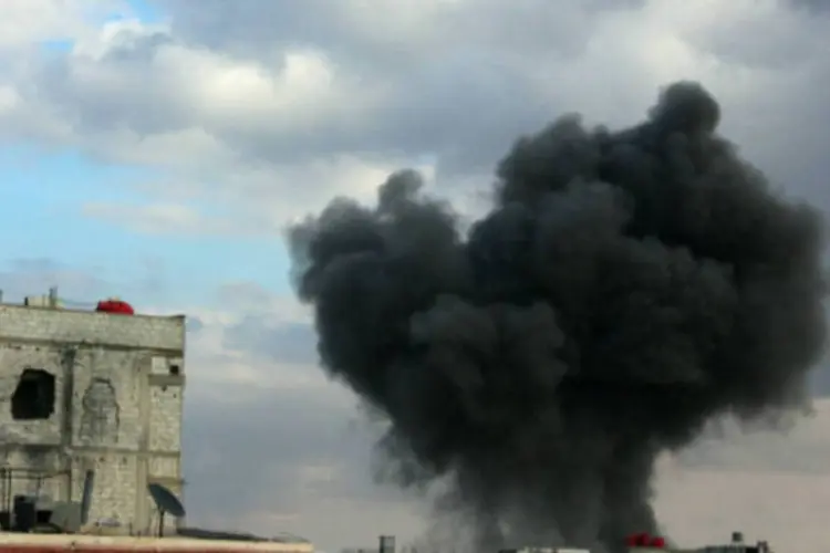 
	Fuma&ccedil;a &eacute; vista ap&oacute;s explos&atilde;o em Damasco, na S&iacute;ria:&nbsp;em Alepo,&nbsp;as for&ccedil;as leais ao presidente Bashar al-Assad bombardearam bairros
 (AFP/Getty Images)