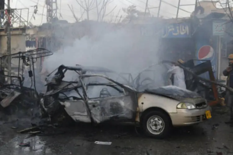
	Carro ap&oacute;s atentado no Paquist&atilde;o:&nbsp;mortes por terrorismo no pa&iacute;s aumentaram no ano passado
 (Reuters)