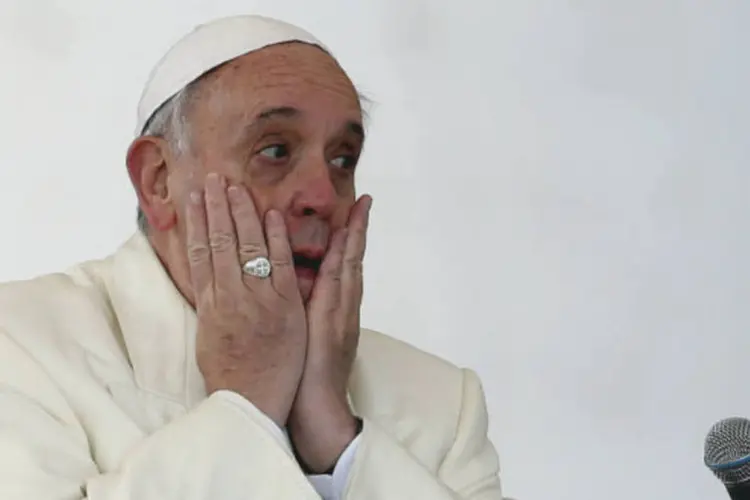 Papa Francisco com as mãos no rosto: "nos envergonhamos desses escândalos, dessas derrotas de padres, bispos, laicos?", disse (Alessandro Bianchi/Reuters)