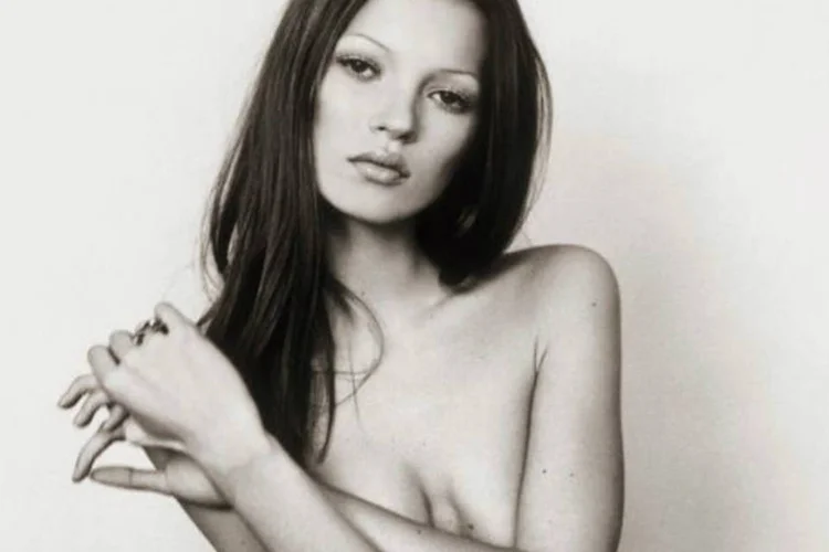 Kate Moss: rosto pueril e a extrema magreza fizeram da camaleônica Moss a antítese das rainhas das passarelas que causavam furor nos anos 90 (Michel Haddi/Wikimedia Commons)