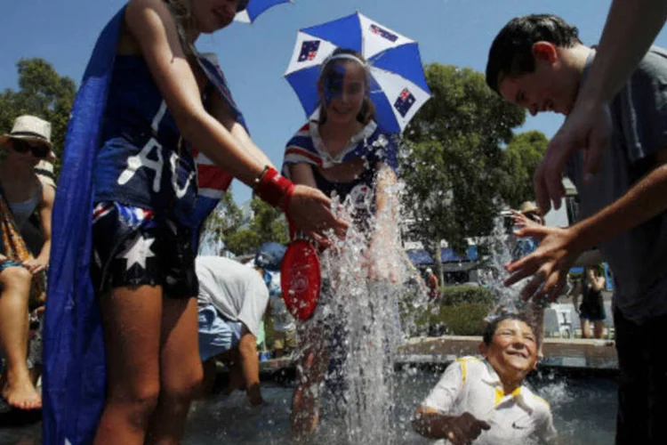 Espectadores do Aberto da Austrália se refrescam durante onda de calor: temperaturas superaram os 40 graus centígrados (Bobby Yip/Reuters)