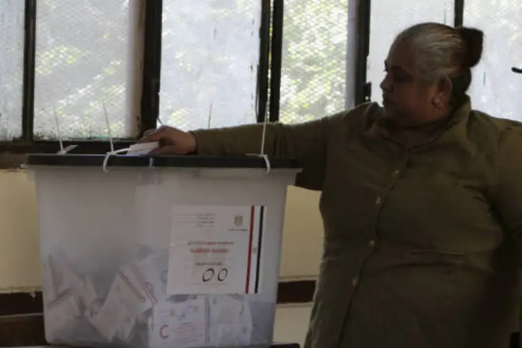 Mulher vota durante referendo constitucional: Comissão Eleitoral deu um prazo de 72 horas a partir do fim do referendo para publicar os primeiros resultados oficiais (Mohamed Abd El Ghany/Reuters)