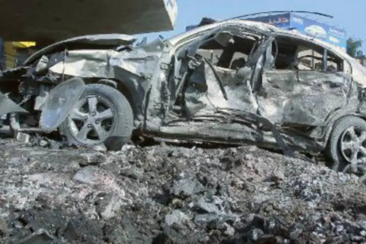 Policial iraquiano observa carro usado em atentado suicida, em Bagdá: ONU declarou que os dirigentes iraquianos devem resolver a raiz do problema da violência (Ali al-Saadi/AFP)