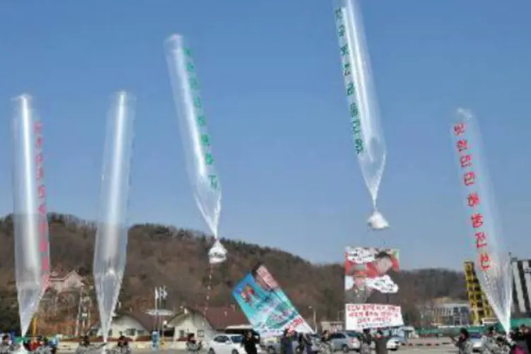 Refugiados e ativistas lançam balões em direção à Coreia do Norte: pendrives contém artigos em coreano da enciclopédia on-line Wikipedia (Jung Yeon-Je/AFP)