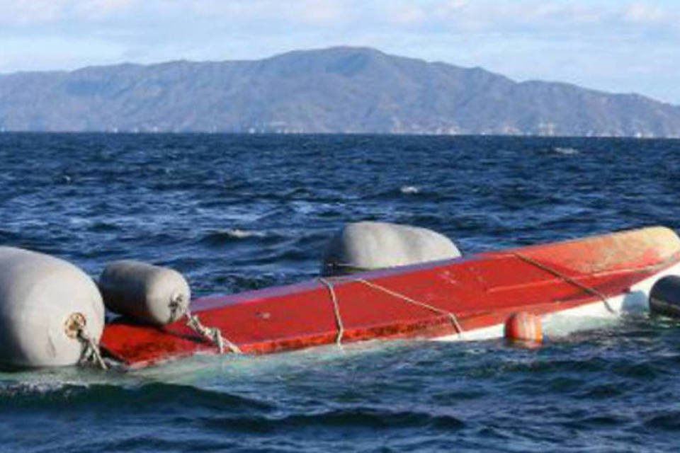 Navio da Marinha japonesa colide com pesqueiro