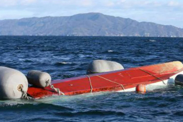 Barco de pesca japonês, depois de ter colidido com um barco da Marinha: ministro da Defesa japonês, Itsunori Onodera, lamentou o acidente (Jiji Press/AFP)