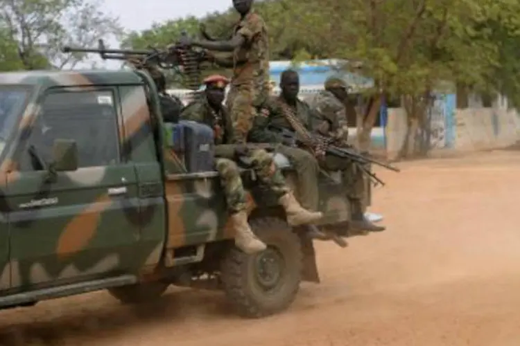 Exército sul-sudanês patrulha a cidade de Malakal: estes parecem ser os combates mais intensos desde o início dos confrontos no Sudão do Sul (Simon Maina/AFP)