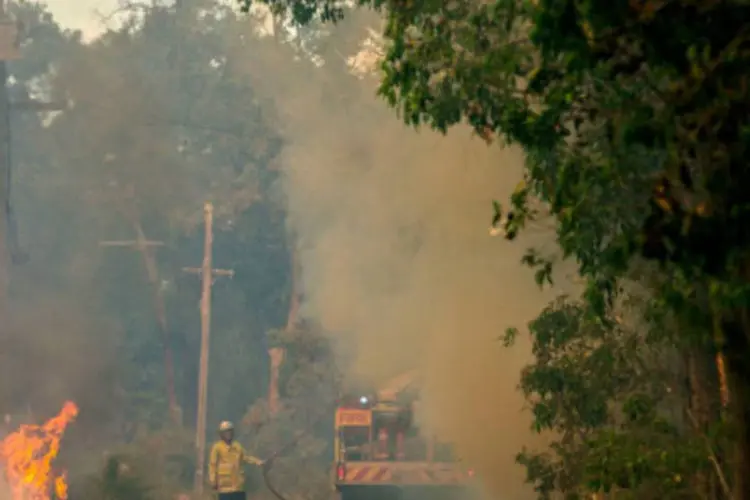 Bombeiros combatem incêndio na Austrália: bombeiros descartam que se repita a tragédia de 2009, quando 173 pessoas morreram e 2 mil casas foram incendiadas (Getty Images)