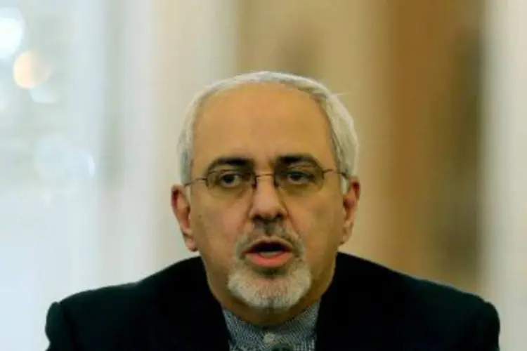 
	O chanceler iraniano Mohammad Javad Zarif:&nbsp;&quot;se o Ir&atilde; receber um convite para ir &agrave; Genebra 2 mantendo o respeito ao povo iraniano, o convite ser&aacute; aceito&quot;, disse
 (Atta Kenare/AFP)