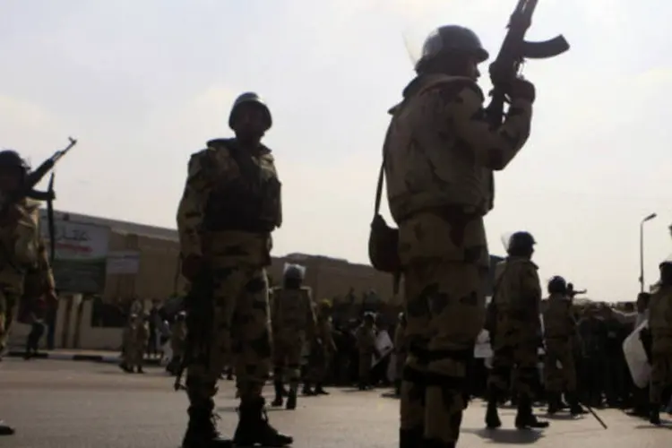 
	Militares no Egito:&nbsp;Pol&iacute;cia deteve 17 supostos atacantes, dos quais quatro portavam fuzis autom&aacute;ticos
 (Amr Abdallah Dalsh/Files/Reuters)