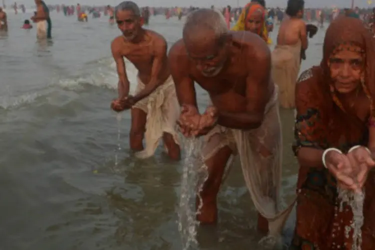 Hindus participaram da cerimônia de banho sagrado na foz do rio Ganges: 6 mil policiais fazem a segurança do local (AFP/Getty Images)