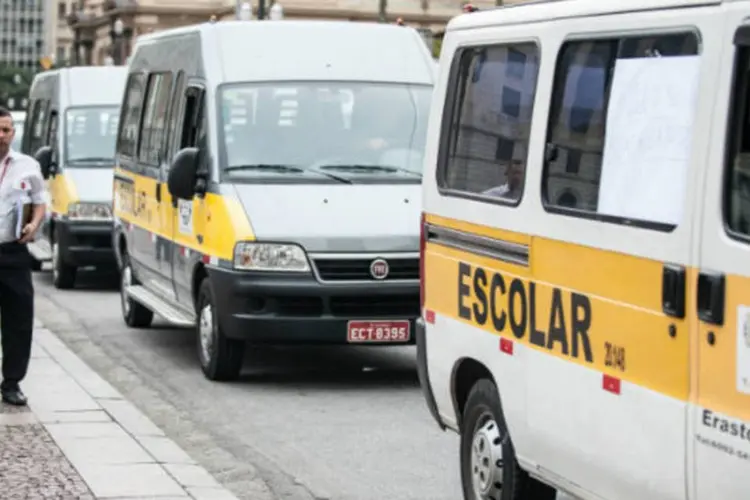 Vans de transporte escolar: com a proximidade do reinício das aulas, muitos pais começam a procurar transporte escolar (Marcelo Camargo/Agência Brasil)