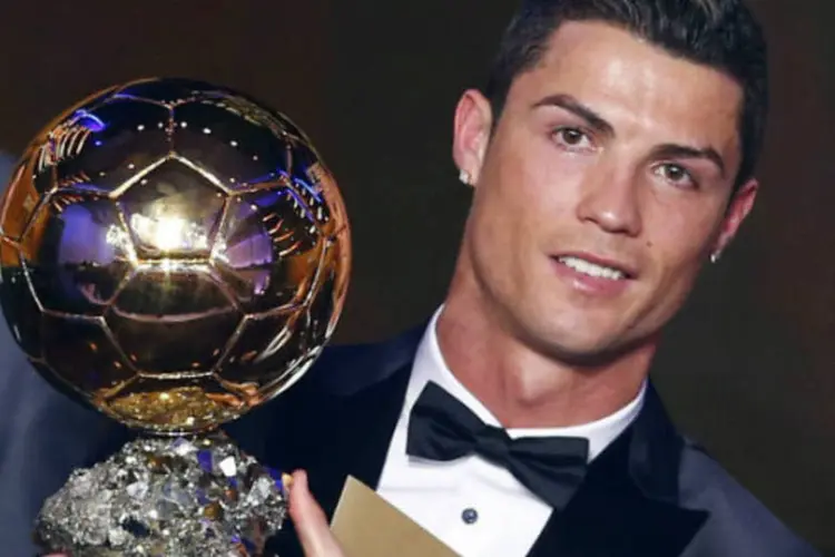 Cristiano Ronaldo com o prêmio Bola de Ouro: "eu pensei sobre o United porque ainda está em meu coração", disse (Arnd Wiegmann/Reuters)