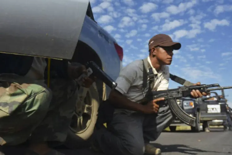 
	Homens armados se preparam para combates no estado de Michoac&aacute;n, no M&eacute;xico: grupos de autodefesa prometeram resistir &agrave; a&ccedil;&atilde;o governamental
 (Alan Ortega/Reuters)