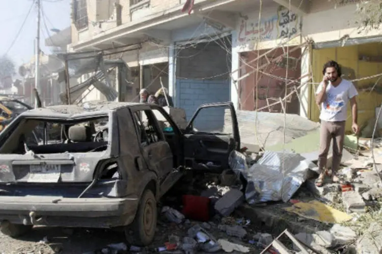 
	Local de atentado no Iraque: p ataque mais importante aconteceu com a explos&atilde;o de um carro-bomba estacionado perto de uma mesquita
 (Akoo Rasheed/Reuters)