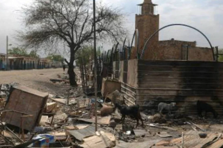 Destroços em Malakal, no Sudão do Sul: 10.000 pessoas viajaram ao Sudão fugindo do vizinho Sudão do Sul (Simon Maina/AFP)