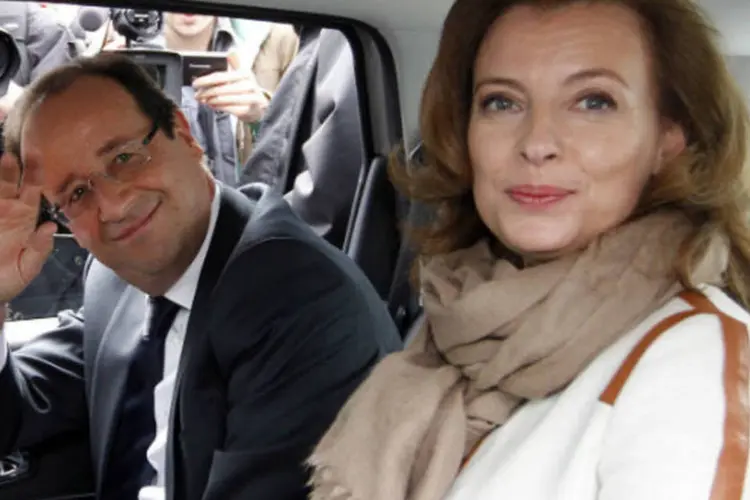 Valérie Trierweiler ao lado do presidente francês, François Hollande: primeira pessoa consciente de que a situação requer um esclarecimento é a própria Valérie (Regis Duvignau/Files/Reuters)