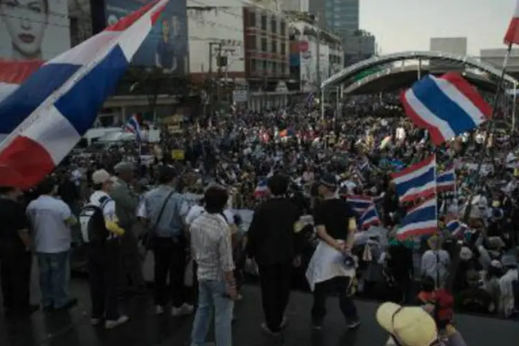 Opositores do governo tailandês durante um protesto em Bangcoc: manifestantes exigem a renúncia da chefe de Governo (Nicolas Asfouri/AFP)
