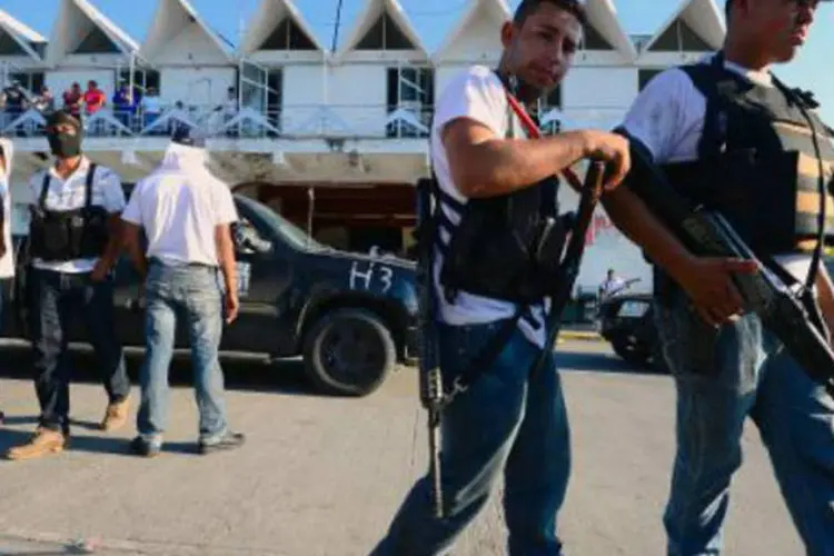 Grupos de civis armados, as autodefesas, no México: dona de casa e mãe de dois filhos comemorou a chegada dos autodefesas (Alfredo Estrella/AFP)