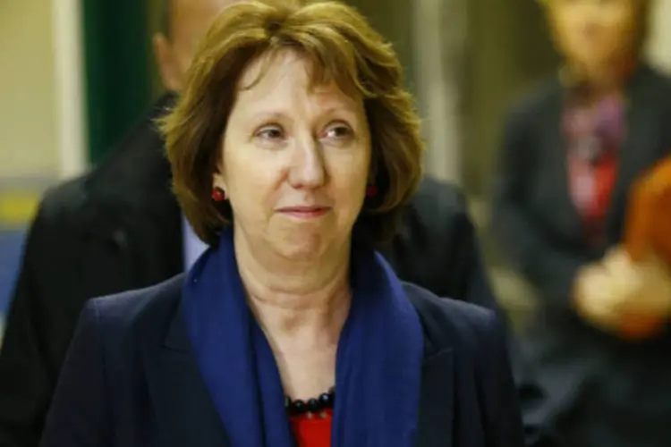 
	Catherine Ashton, chefe da diplomacia europeia:&nbsp;Seis pot&ecirc;ncias mundiais e o Ir&atilde; concordaram em iniciar a implementa&ccedil;&atilde;o de um acordo nuclear tempor&aacute;rio em 20 de janeiro
 (Denis Balibouse/Reuters)