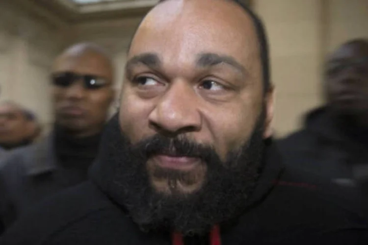
	Dieudonn&eacute; M&#39;Bala M&#39;Bala: comediante foi multado repetidas vezes por discursos de &oacute;dio, e autoridades locais em diversos munic&iacute;pios por toda Fran&ccedil;a tem barrado suas apresenta&ccedil;&otilde;es sob a alega&ccedil;&atilde;o de risco &agrave; ordem p&uacute;blica
 (AFP/Getty Images)
