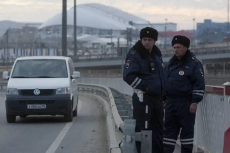 Policiais russos durante patrulha em Sochi: ontem, foram descobertos cinco corpos abandonados em quatro carros com ferimentos a bala (Kazbek Basayev/Reuters)