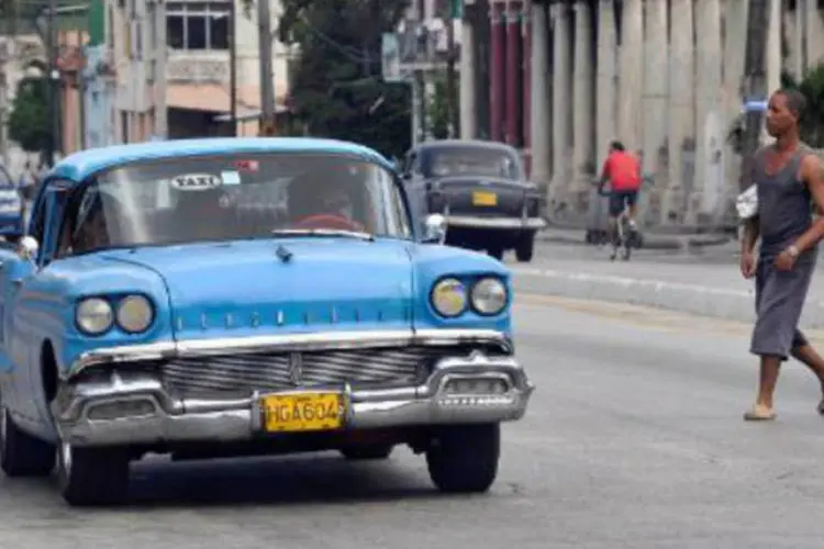 
	T&aacute;xi circula em Havana: assim que a decis&atilde;o entrar em vigor, os taxistas passar&atilde;o a ser aut&ocirc;nomos e respons&aacute;veis pelos ve&iacute;culos que dirigem
 (AFP)