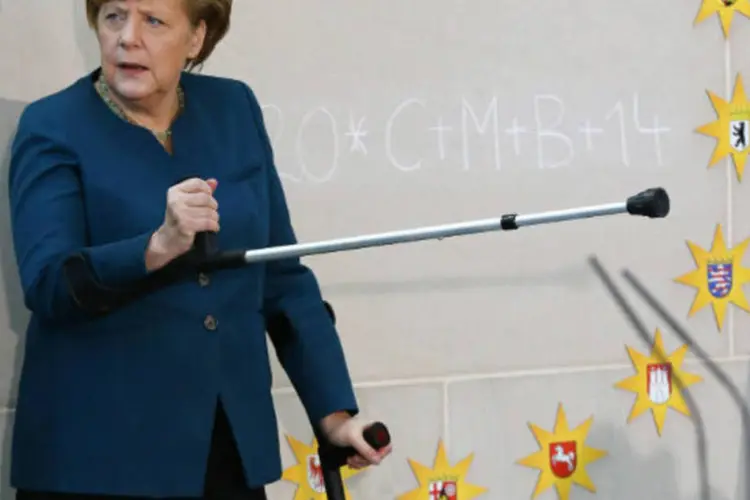 
	A chanceler alem&atilde;, Angela Merkel, de muletas:&nbsp;Merkel fraturou a bacia enquanto praticava esqui cross-country
 (Tobias Schwarz/Reuters)