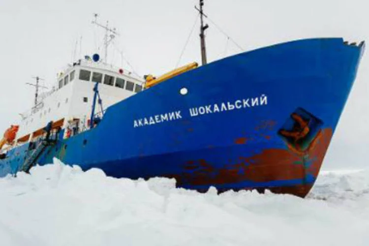 O navio russo "Akademik Shokalskiy": capitão do barco informou na terça sobre o aparecimento de rachadura no gelo que lhe permitiu começar a se deslocar (Andrew Peacock/AFP)