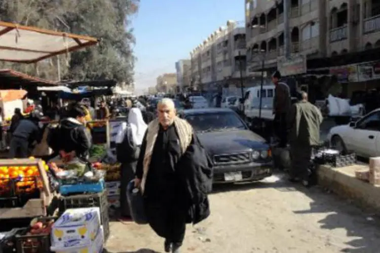 Comerciantes iraquianos vendem seus produtos: Estado Islâmico no Iraque e o Levante assumiu nos últimos dias o controle de Fallujah (Sadam el-Mehmedy/AFP)