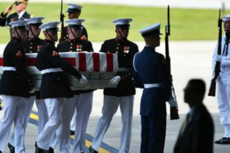 Marines americanos carregam caixão: ataque custou a vida em setembro de 2012 do embaixador americano na Líbia (Jewel Samad/AFP)
