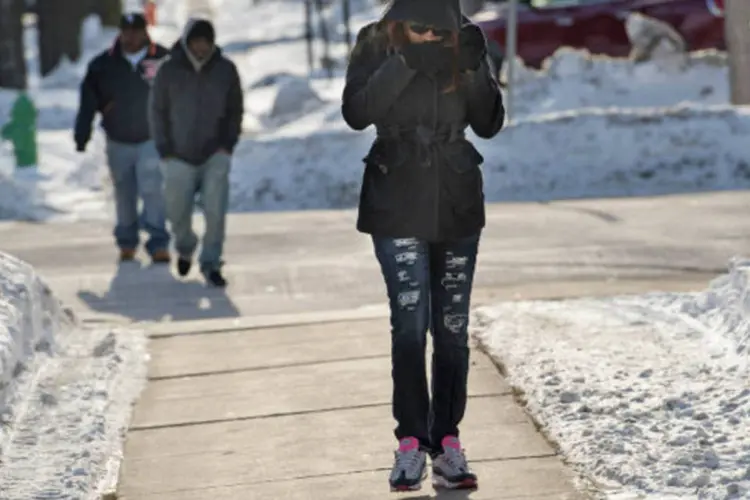 
	Pessoas caminham em meio ao frio nos EUA: o fugitivo se hospedou em um motel para abrigar-se do frio, mas pouco depois solicitou uma liga&ccedil;&atilde;o para a pol&iacute;cia e se entregou
 (Mark Kauzlarich/Reuters)