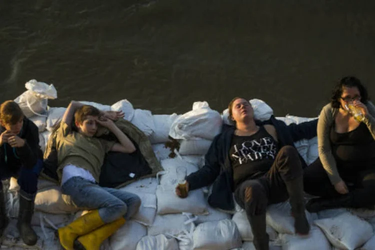 Voluntários descansam em barricada durante cheia de rio na Alemanha: catástrofes em 2013 causaram prejuízos de 2,72 bilhões de euros (R$ 8,79 bilhões) (Thomas Peter/Files/Reuters)