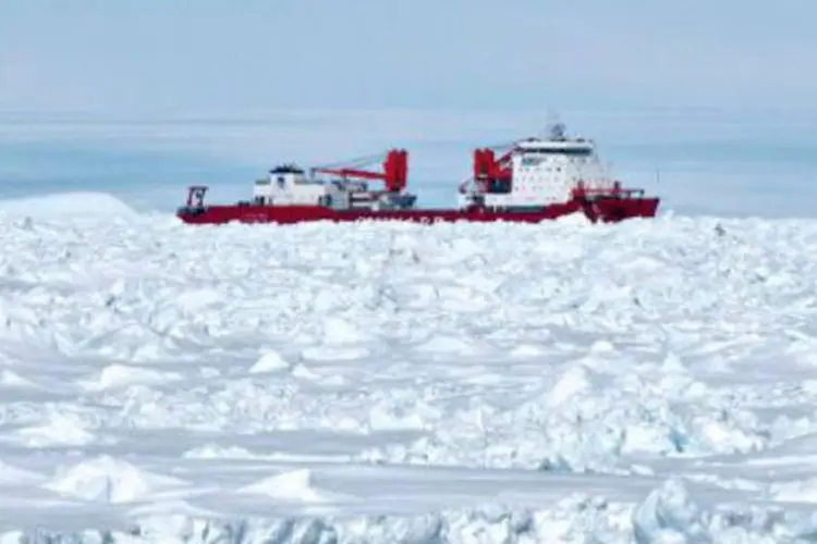 O navio quebra-gelo chinês Xue Long (c): vento do oeste ajudou o navio a se libertar do gelo polar (Jessica Fitzpatrick/AFP)