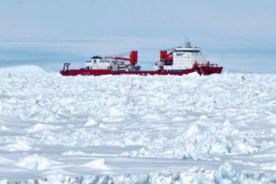 Quebra-gelo chinês se liberta de gelo polar