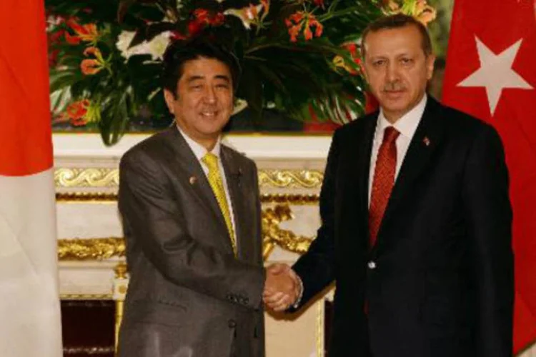 Recep Tayyp Erdogan (d) cumprimenta Shinzo Abe (e): "130 mil pessoas morreram (na Síria). O que permitiu que isto ocorra não pode seguir na liderança do país", disse (Toshifumi Kitamura/AFP)