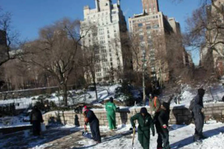 Funcionários da prefeitura limpam parque: vizinho Canadá também se prepara para enfrentar o frio glacial (Yana Paskova/AFP)