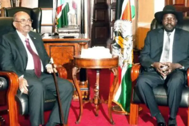 O presidente do Sudão, Omar al-Bashir (e), e seu equivalente sul-sudanês, Salva Kiir: objetivo das discussões é alcançar um cessar-fogo (Samir Bol/AFP)