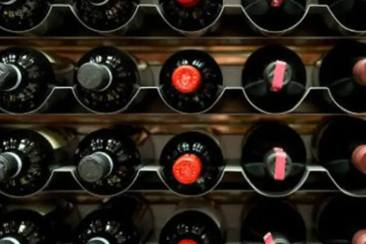 Garrafas de vinho: álcool ingerido pelas vítimas era de origem clandestina e continha metanol (Jonathan Nackstrand/AFP)