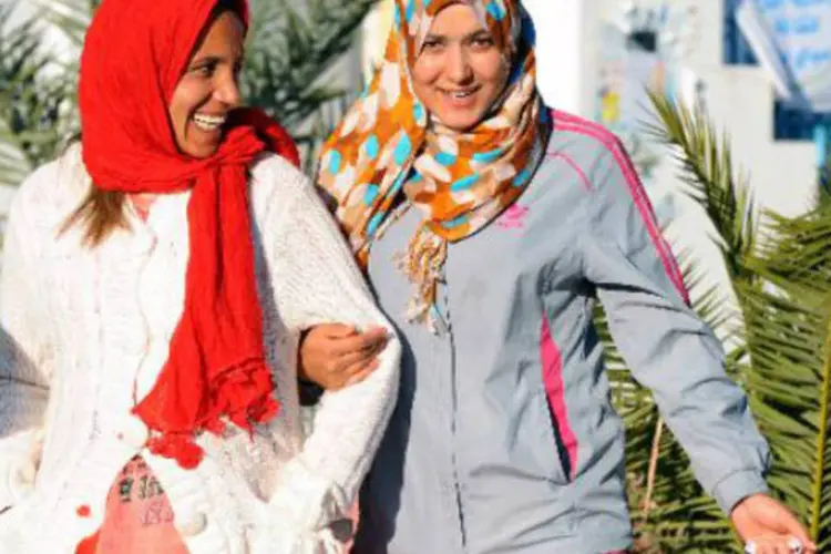 Mulheres tunisianas: "todos os cidadãos e cidadãs têm os mesmos direitos e os mesmos deveres", afirma o artigo 20 do projeto de Constituição (Fethi Belaid/AFP)
