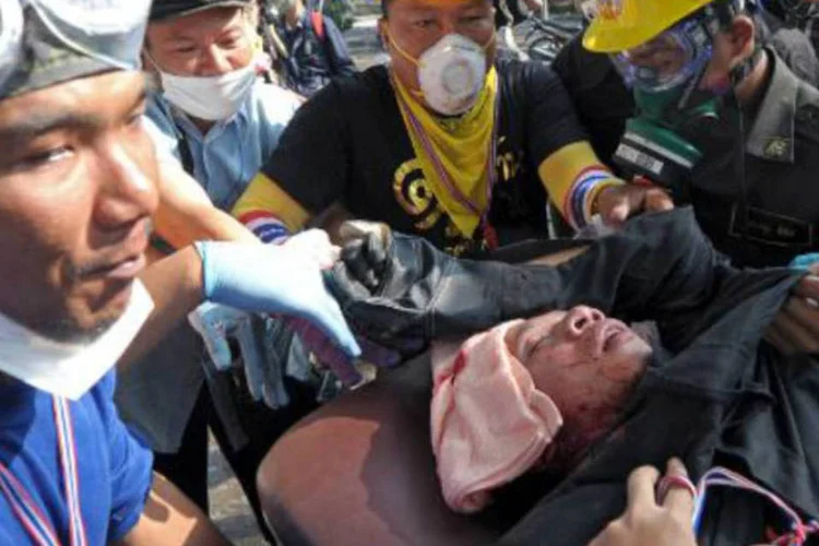 
	Manifestantes antigovernistas: no domingo, milhares de manifestantes participaram de uma passeata em Bangcoc, num prel&uacute;dio aos protestos que come&ccedil;am em 13 de janeiro
 (Pornchai Kittiwongsakul/AFP)