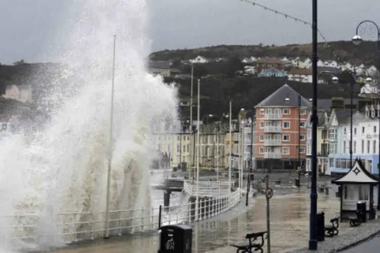 Localidade galesa de Aberystwyth, no Reino Unido: estudantes que moram em alojamentos de frente para o mar foram obrigados a deixar os locais (Rebecca Naden/Reuters)