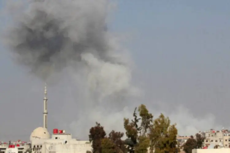 Fumaça é vista em local de ataque na Síria: anúncio foi feito pelo líder regional da Al Qaeda (AFP/Getty Images)