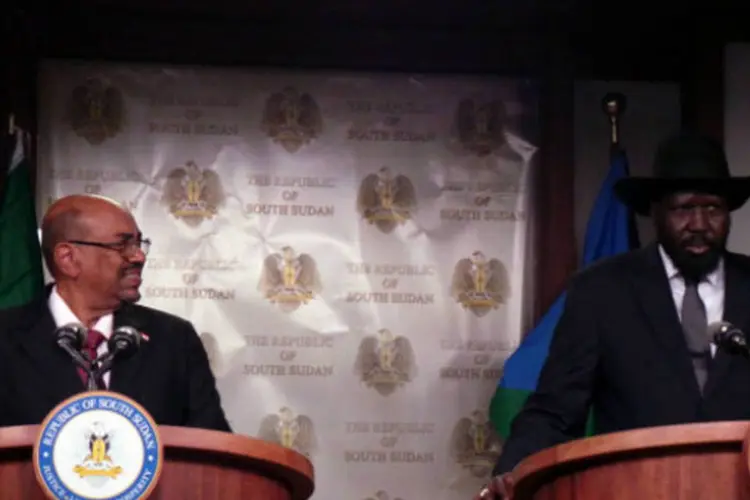 Omar al-Bashir (E) com Salva Kiir Mayardit: "a luta armada não solucionará o problema", disse al-Bashir (Getty Images)