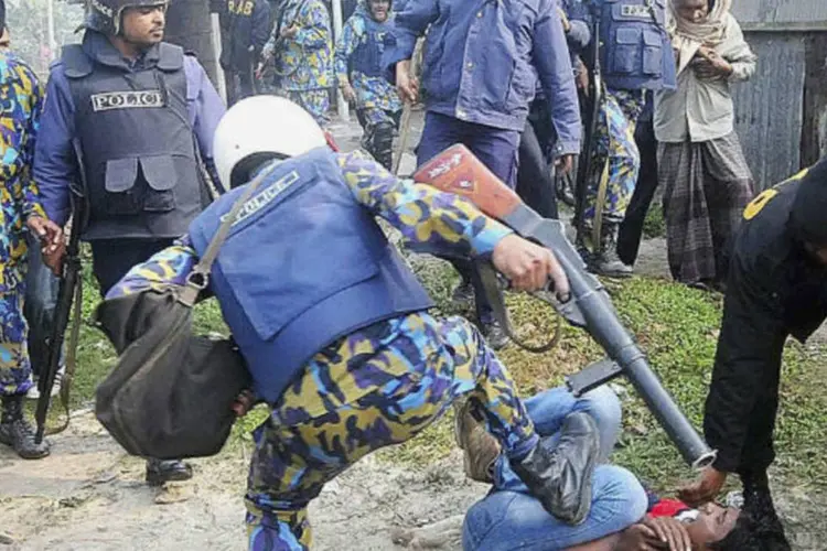 Policial chuta manifestante em Bangladesh: violência pode se prolongar pelos próximos dias (Stringer/Reuters)