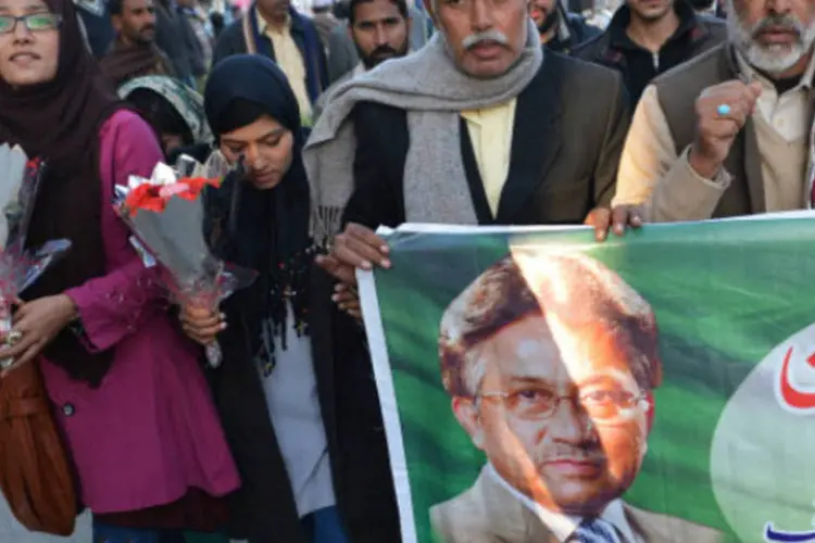 Paquistaneses que apoiam o ex-presidente Pervez Musharraf: tribunal anunciou a decisão depois que Musharraf, de 70 anos, foi internado (AFP/Getty Images)