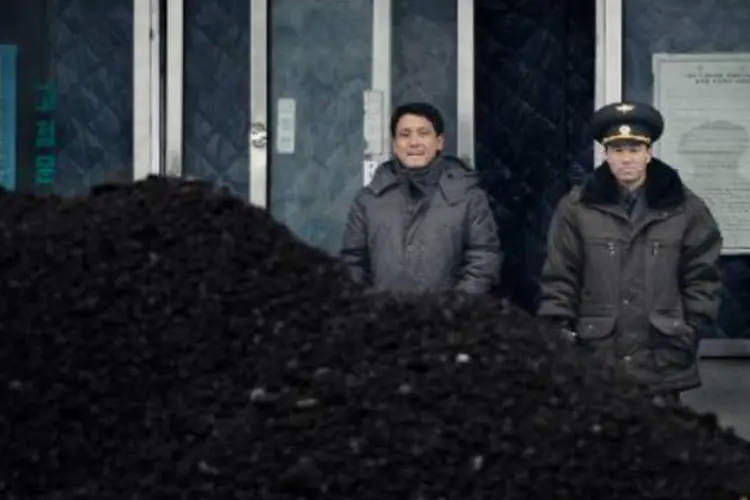 Militares montam guarda junto a montanha de carvão: mudança pode estar relacionada com execução do tio e mentor de Kim Jong-Un, Jang Song-Thaek (Wang Zhao/AFP)