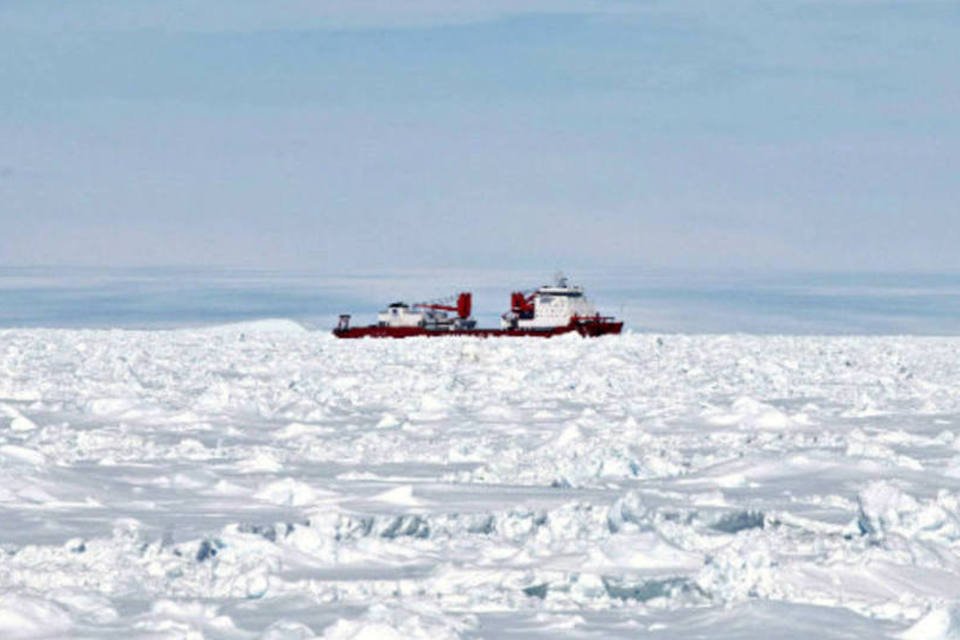 Navio que fez resgate na Antártica fica preso no gelo