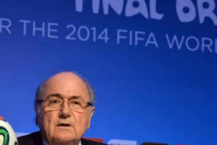 
	Joseph Blatter: presidente da Fifa&nbsp;disse que cavar faltas e fingir les&otilde;es &quot;tornou-se algo normal e aceito como parte do futebol hoje em dia&quot;
 (Nelson Almeida/AFP)