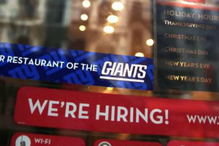 Aviso de emprego em um restaurante em Nova York: este foi o nível mais baixo das quatro últimas semanas (Spencer Platt/AFP)